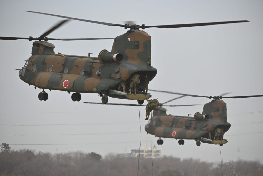 ヘリボン展示でCH-47JA輸送ヘリからリペリングを行う様子。