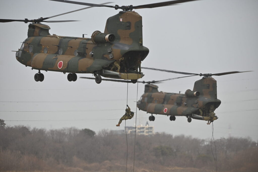 CH-47JAからリペリング効果をする空挺隊員。