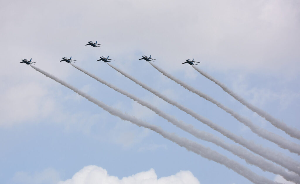 展示飛行を行うブルーインパルス。