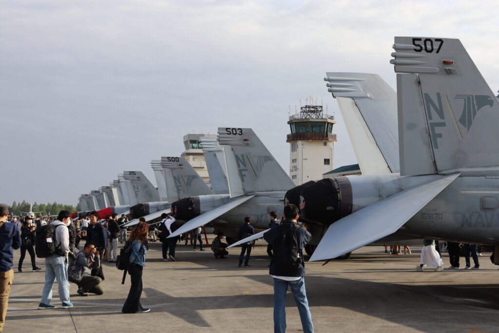 ずらりと並ぶアメリカ海軍のF/A-18E/FやEA-18G。