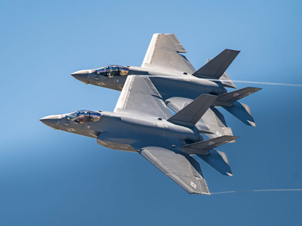 サウステキサスエアショーでデモフライトを行うF-35Cデモチーム。