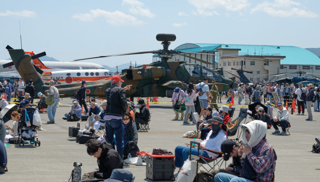 会場内に展示されるAH-64D戦闘ヘリ。