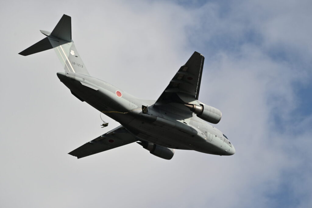 空挺隊員の降下を行うC-2輸送機。