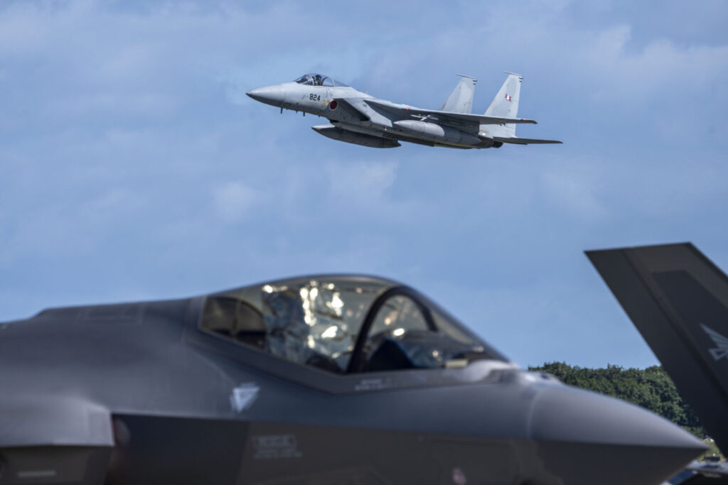 展示飛行を行うため離陸するF-15戦闘機。