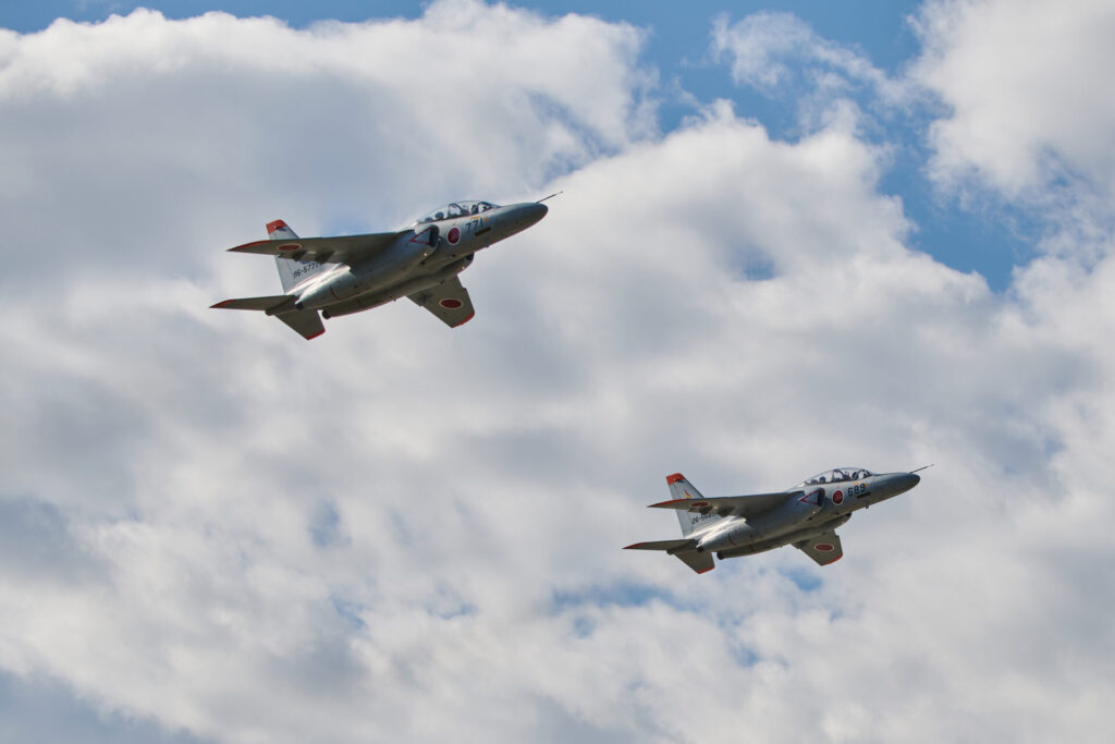 展示飛行を行うT-4練習機。