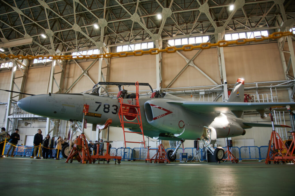 ジャッキアップをした状態で展示されているT-4練習機。
