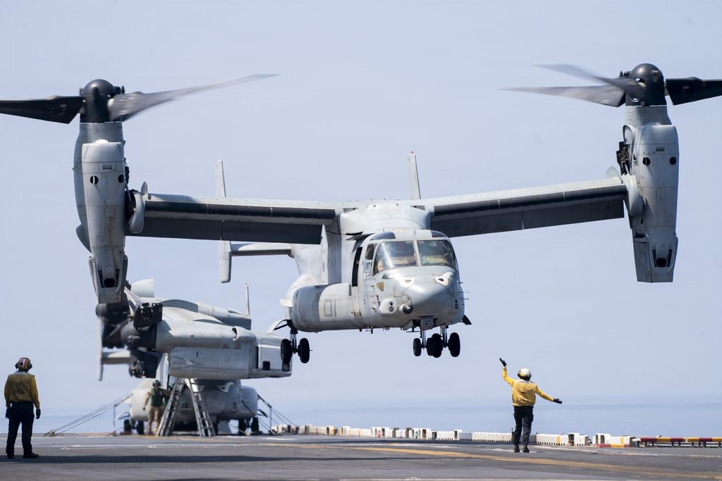 USSボクサーへ着艦しようとするMV-22オスプレイ。